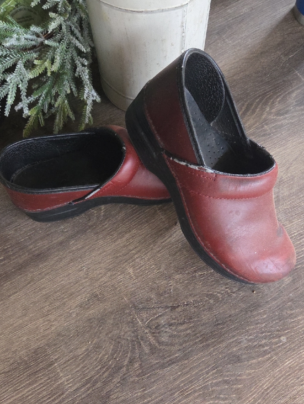 Women’s Danskos Slip-On Clog in Burgundy